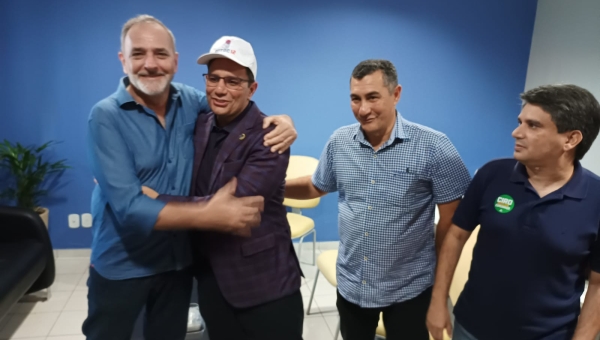 Recepcionado na sede do PDT, Gladson recebe boné do partido das mãos de Tchê